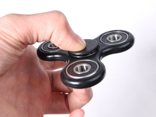 Fidget Spinner - Hand & Finger Tri-Spinner zum Relaxen in grün