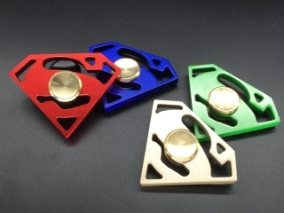 Superman Premium Fidget Spinner aus Aluminium massiv rot